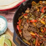 我们最喜欢的牛排Fajitas:这些柔嫩的牛排Fajitas是我家人最喜欢的一顿饭——用一个铸铁煎锅做的完美的德州-墨西哥晚餐。