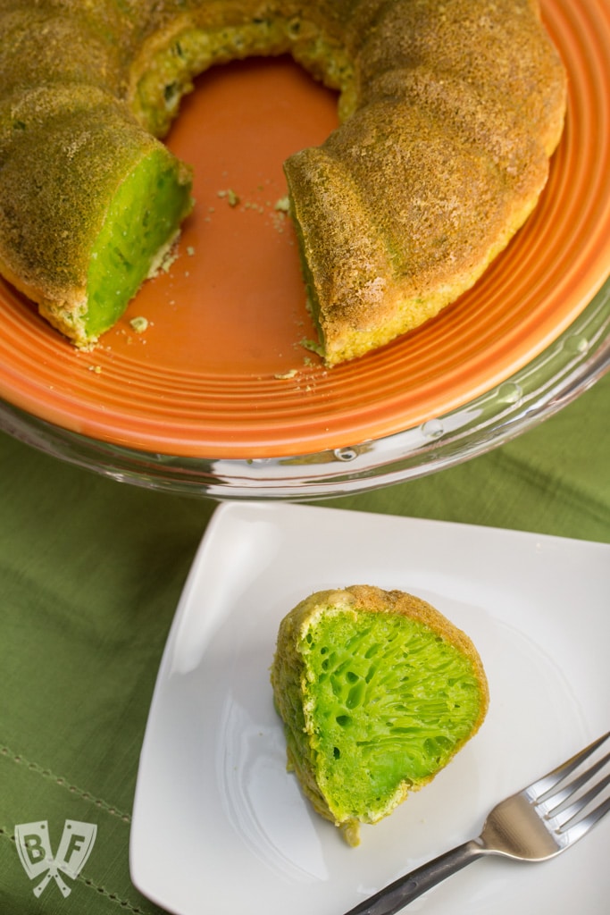 绿色蛋糕放在盘子里，一小片放在小盘子里，里面填满绿色的馅。